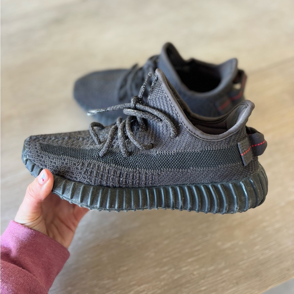 Yeezy boost 350 V2 black reflective laces, size 4.5, Kanye West sneaker athletic
